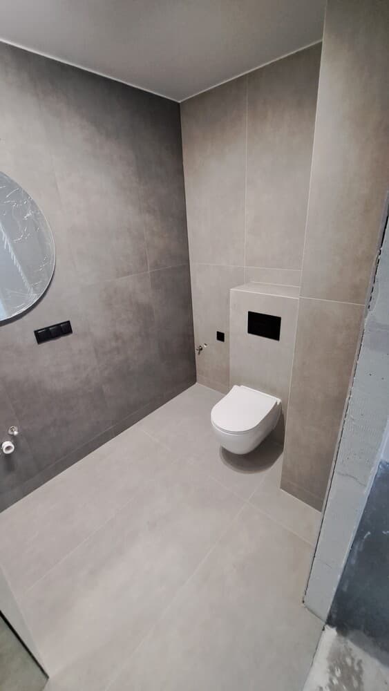 Minimalistyczna łazienka w szarościach