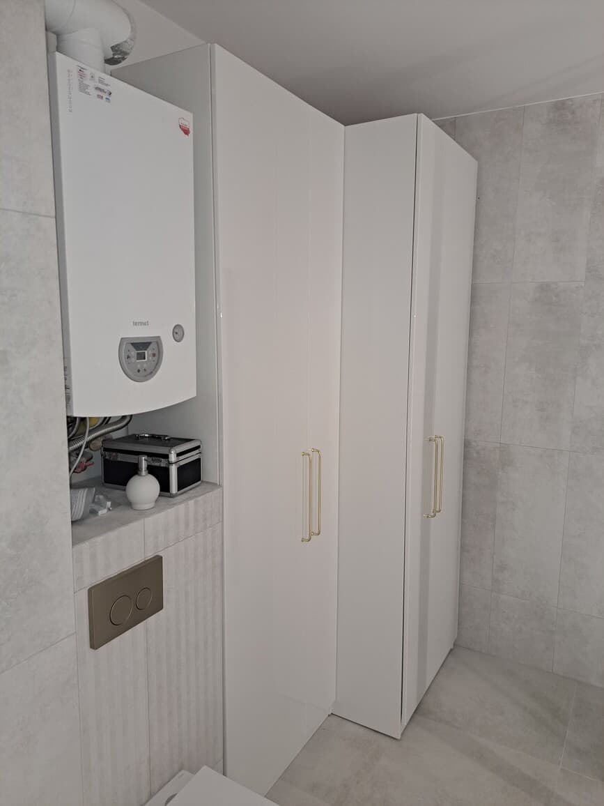 Łazienka z czarną kabiną i złotymi detalami - ujęcie 2