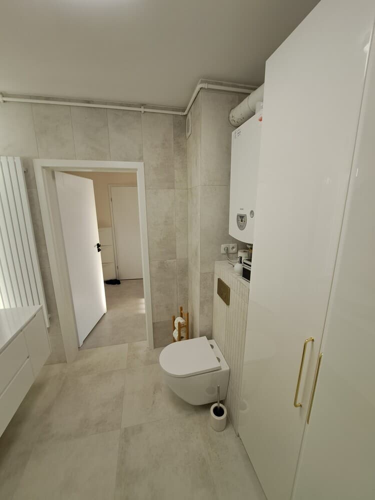 Łazienka z czarną kabiną i złotymi detalami - ujęcie 6