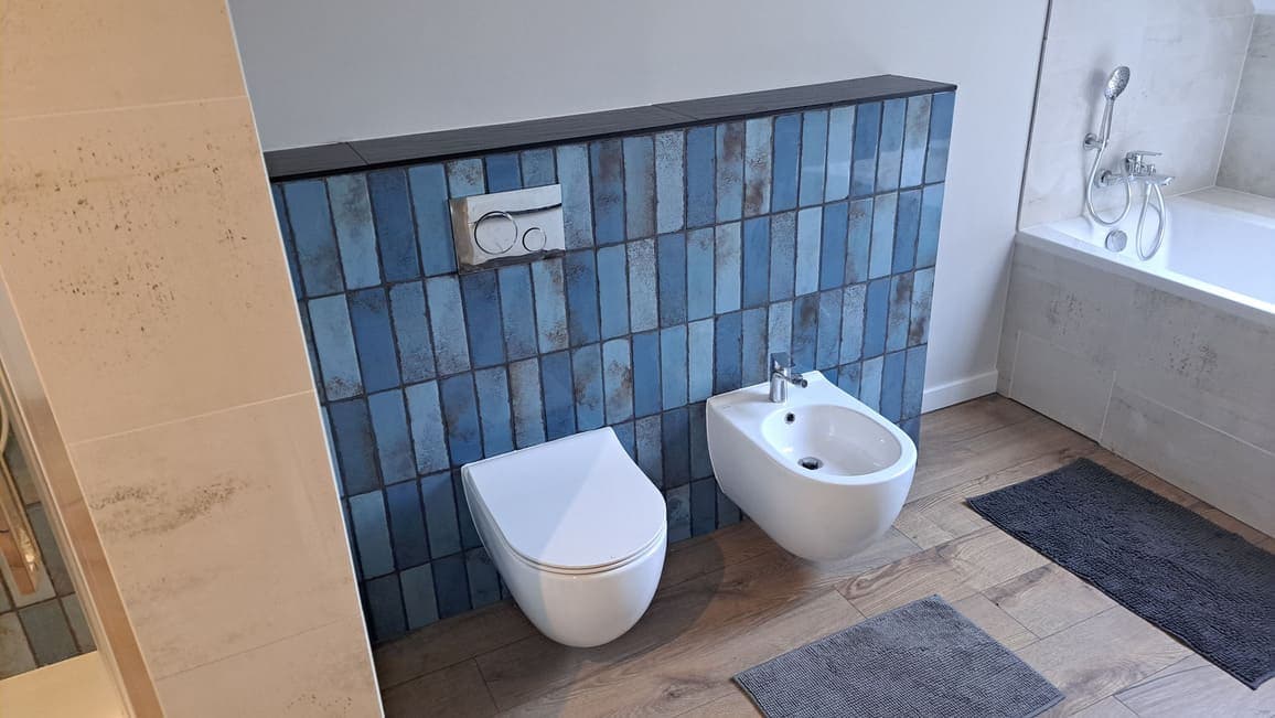 Łazienka z niebieskim akcentem - ujęcie 2