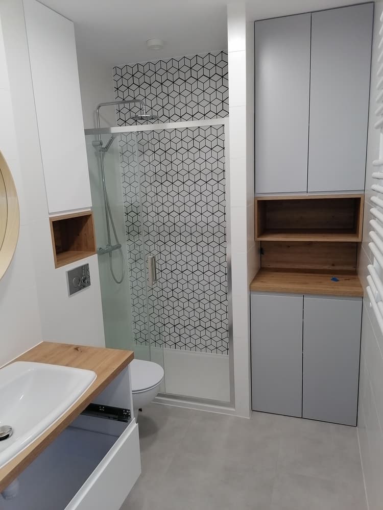 Łazienka z geometrycznym dekorem i zabudową