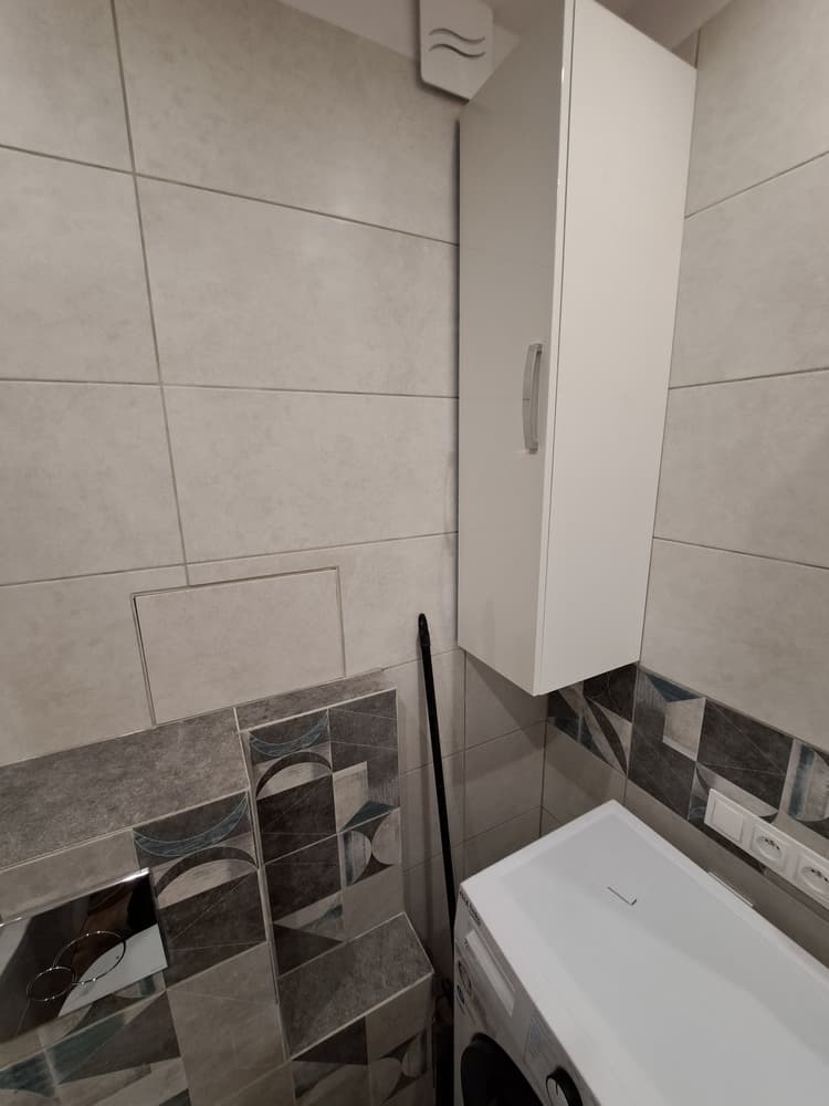 Łazienka z wanną i geometrycznym akcentem - ujęcie 4