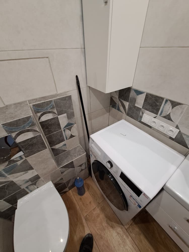 Łazienka z wanną i geometrycznym akcentem - ujęcie 5