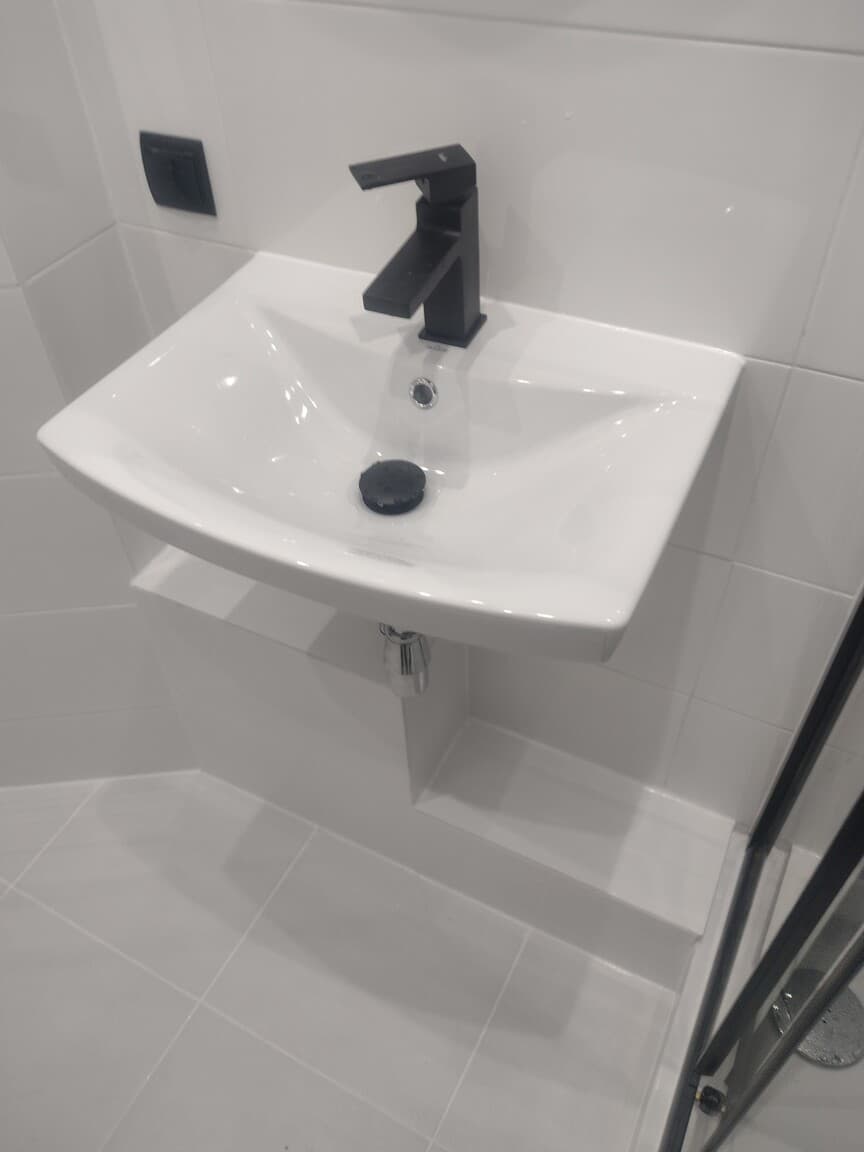 Biała łazienka z kabiną w czarnej ramie - ujęcie 5